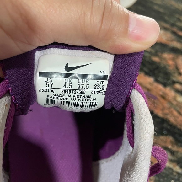 Nike light weight sneakers. Size 4.5 Uk (23cms). Condition 10/10 - Picture 3 of 6